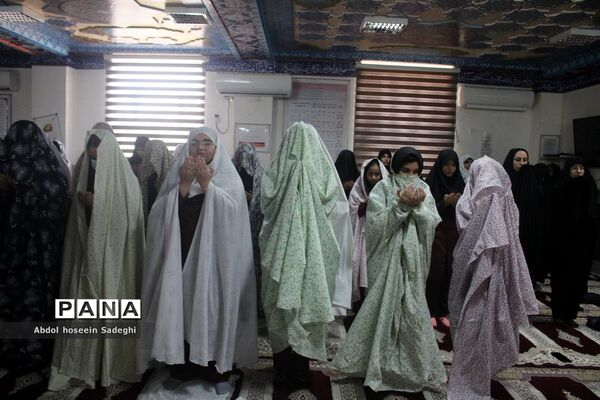 نماز جماعت در دبیرستان متوسطه اول شهید سهام خیام بوشهر