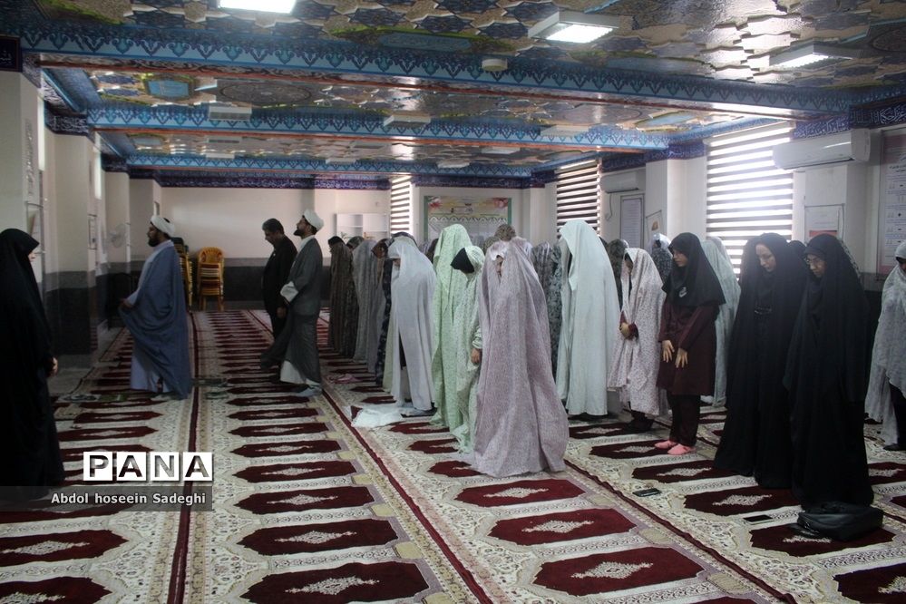 نماز جماعت در دبیرستان متوسطه اول شهید سهام خیام بوشهر