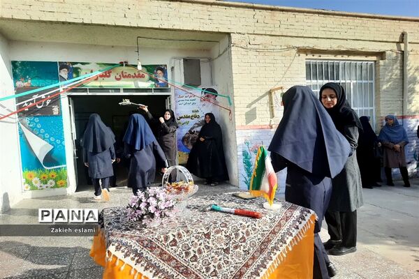 نواختن زنگ مهر و مقاومت در دبیرستان سمیه شهرستان خاتم