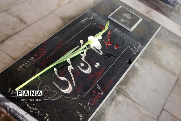 غبار روبی مزار شهدای کرمانشاه به مناسبت هفته دفاع مقدس