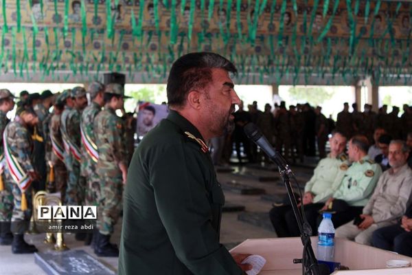 غبار روبی مزار شهدای کرمانشاه به مناسبت هفته دفاع مقدس