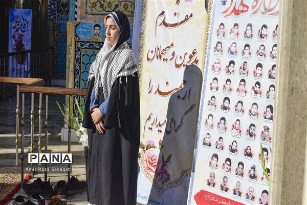غبارروبی و عطرافشانی گلزارمطهر شهدا به مناسبت هفته دفاع مقدس در یزد