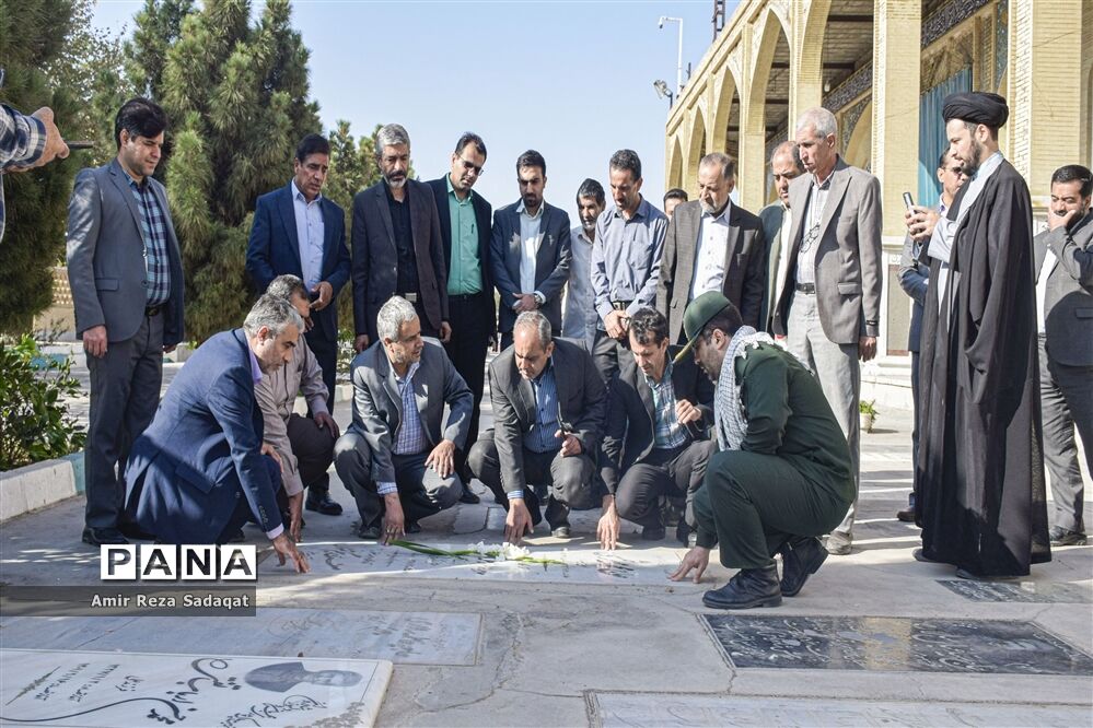 غبارروبی و عطرافشانی گلزارمطهر شهدا به مناسبت هفته دفاع مقدس در یزد