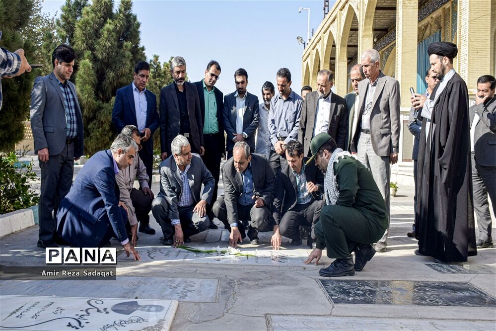 غبارروبی و عطرافشانی گلزارمطهر شهدا به مناسبت هفته دفاع مقدس در یزد