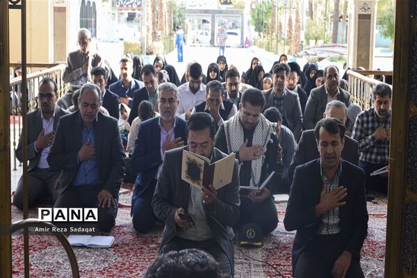 غبارروبی و عطرافشانی گلزارمطهر شهدا به مناسبت هفته دفاع مقدس در یزد