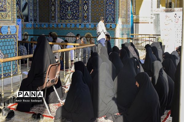 غبارروبی و عطرافشانی گلزارمطهر شهدا به مناسبت هفته دفاع مقدس در یزد