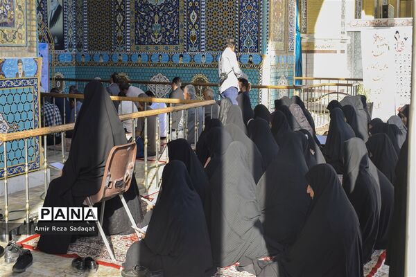 غبارروبی و عطرافشانی گلزارمطهر شهدا به مناسبت هفته دفاع مقدس در یزد