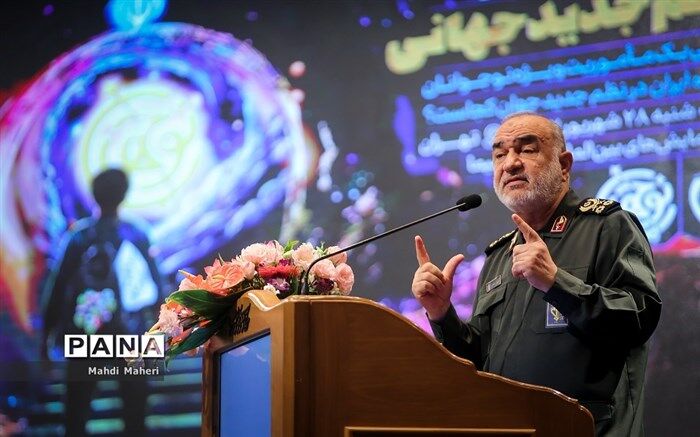 دشمنان به ذهن جوانان یورش بردند تا آنها از نماز، حجاب، عفت و پاکدامنی جدا شوند