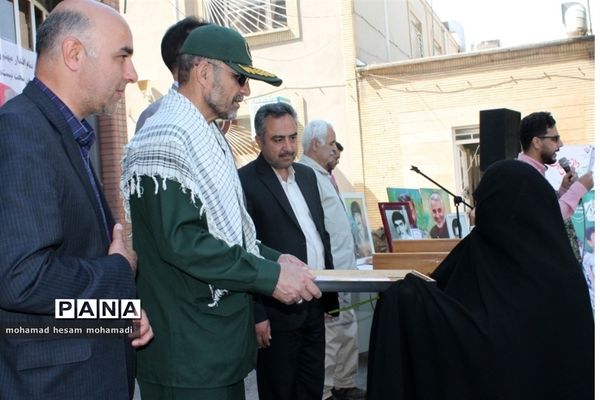 آیین نواختن زنگ ایثار و شهادت در دبیرستان پسرانه نابینایان امید