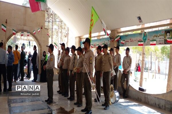 برگزاری مراسم گلباران مزار شهدا و نمایشگاه دفاع مقدس در شهرستان رباط کریم