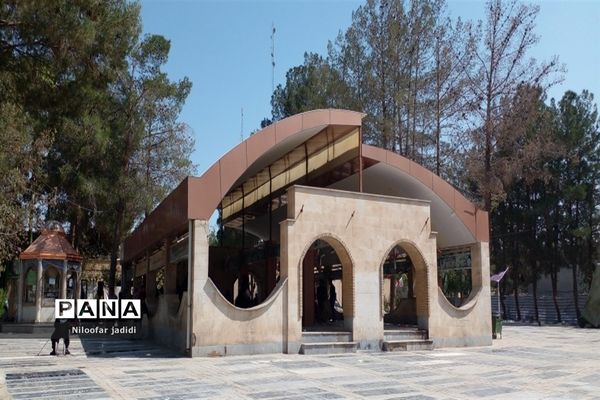 برگزاری مراسم گلباران مزار شهدا و نمایشگاه دفاع مقدس در شهرستان رباط کریم