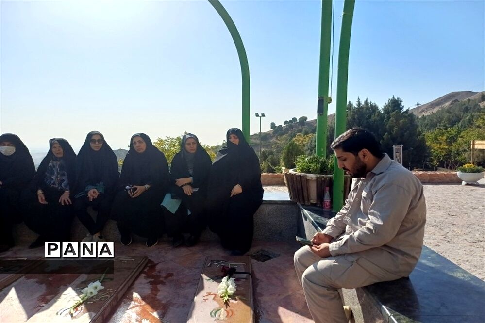 غباررویی و گل‌افشانی شهدای گمنام کوه صفه با حضور بانوان شاغل اداره‌کل اصفهان