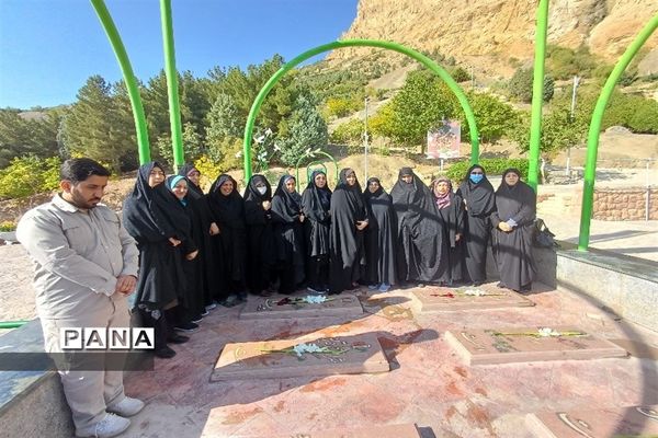 غباررویی و گل‌افشانی شهدای گمنام کوه صفه با حضور بانوان شاغل اداره‌کل اصفهان