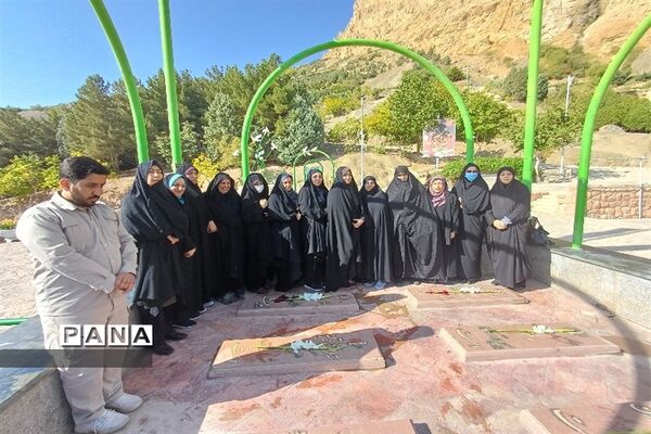 غباررویی و گل‌افشانی شهدای گمنام کوه صفه با حضور بانوان شاغل اداره‌کل اصفهان