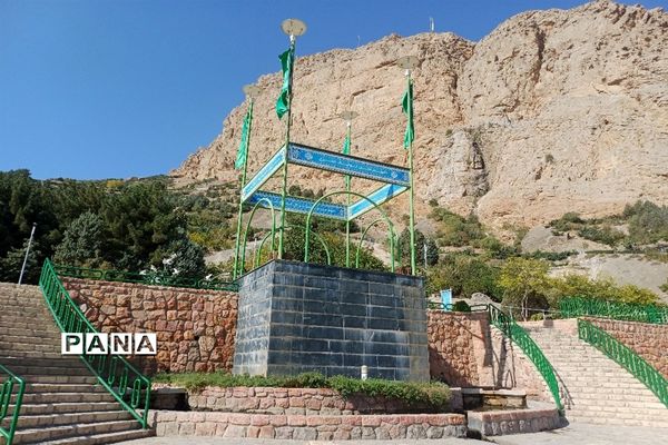 غباررویی و گل‌افشانی شهدای گمنام کوه صفه با حضور بانوان شاغل اداره‌کل اصفهان