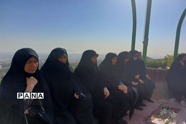 غباررویی و گل‌افشانی شهدای گمنام کوه صفه با حضور بانوان شاغل اداره‌کل اصفهان