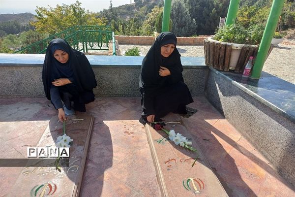 غباررویی و گل‌افشانی شهدای گمنام کوه صفه با حضور بانوان شاغل اداره‌کل اصفهان