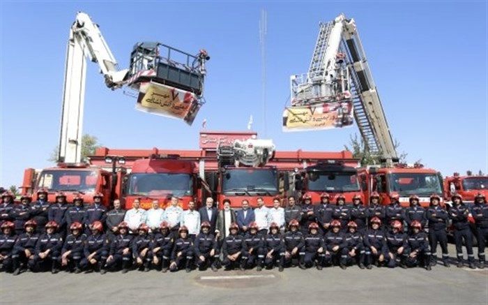 ادای احترام آیت‌الله رئیسی به شهدای گمنام در مجتمع فولاد مبارکه و گفت‌وگو با نیروهای آتش‌نشانی