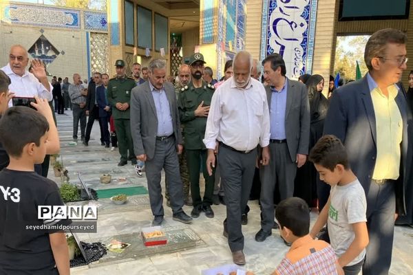 ادای احترام به شهدای دفاع مقدس ابرکوه به مناسبت هفته دفاع مقدس