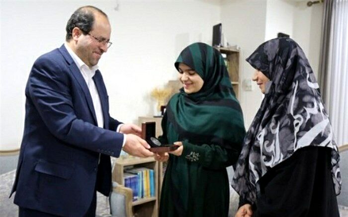 اعطای مدال نقره‌ای دانشگاه تهران به همسر و فرزند شهید فرهاد صابر
