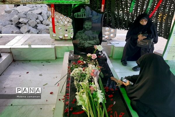 بزرگداشت هفته دفاع مقدس در مزار شهدای پارک خورشید