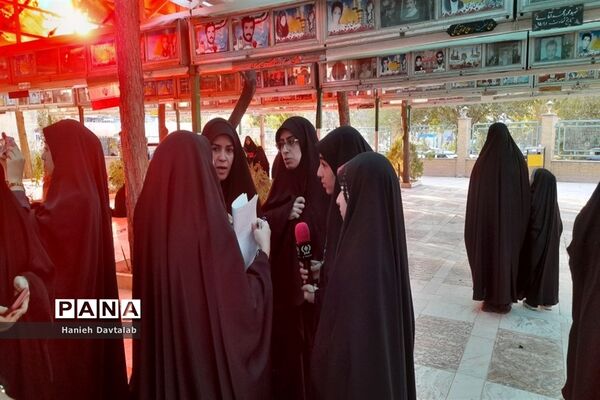 آیین گلباران مزار شهدا به‌مناسبت هفته دفاع مقدس