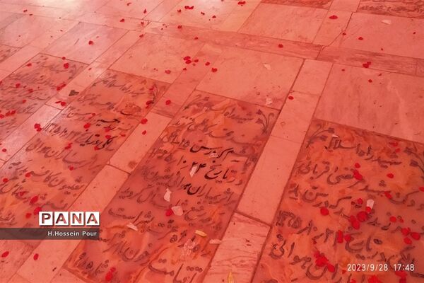 آیین گلباران مزار شهدا به‌مناسبت هفته دفاع مقدس