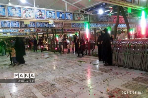 آیین گلباران مزار شهدا به‌مناسبت هفته دفاع مقدس