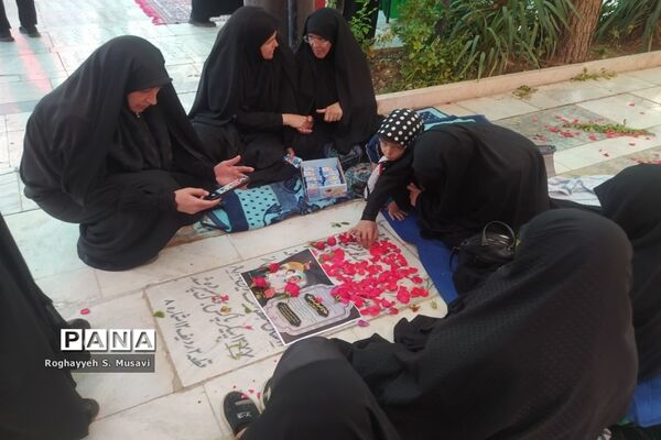 آیین گلباران مزار شهدا به‌مناسبت هفته دفاع مقدس