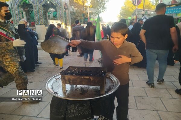 آیین گلباران مزار شهدا به‌مناسبت هفته دفاع مقدس