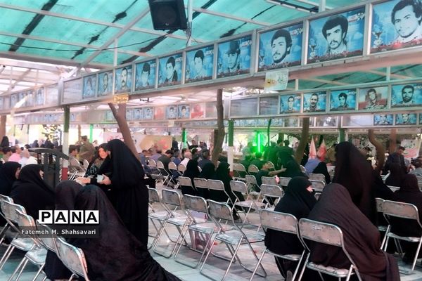 آیین گلباران مزار شهدا به‌مناسبت هفته دفاع مقدس