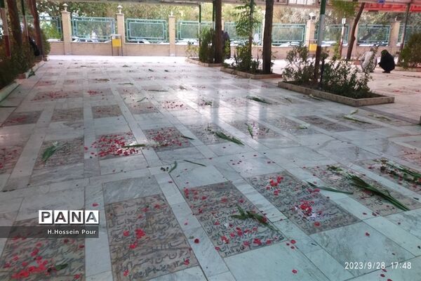 آیین گلباران مزار شهدا به‌مناسبت هفته دفاع مقدس