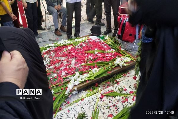 آیین گلباران مزار شهدا به‌مناسبت هفته دفاع مقدس