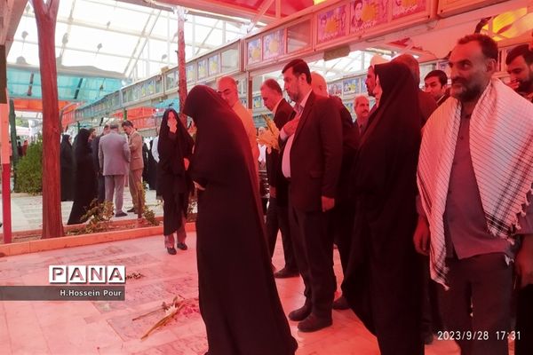 آیین گلباران مزار شهدا به‌مناسبت هفته دفاع مقدس