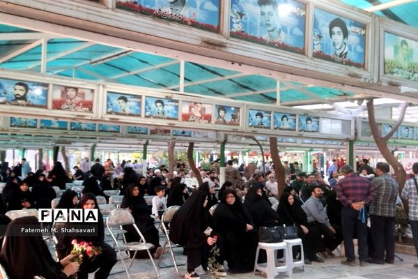 آیین گلباران مزار شهدا به‌مناسبت هفته دفاع مقدس