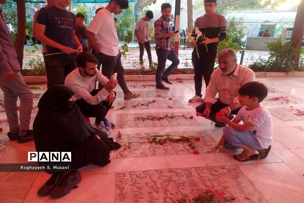 آیین گلباران مزار شهدا به‌مناسبت هفته دفاع مقدس