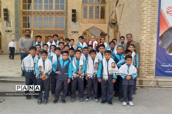 حضور دانش‌آموزان دبستان حضرت قاسم ابن الحسن(ع) ناحیه یک در نماز جمعه به مناسبت هفته وحدت