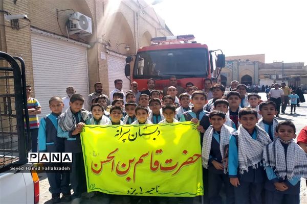 حضور دانش‌آموزان دبستان حضرت قاسم ابن الحسن(ع) ناحیه یک در نماز جمعه به مناسبت هفته وحدت