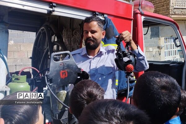 مراسم گرامیداشت روز آتش‌نشان در دبستان دانش رودهن