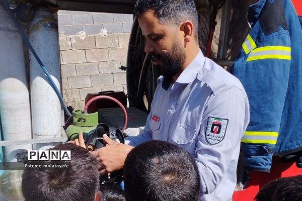 مراسم گرامیداشت روز آتش‌نشان در دبستان دانش رودهن