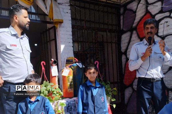 مراسم گرامیداشت روز آتش‌نشان در دبستان دانش رودهن