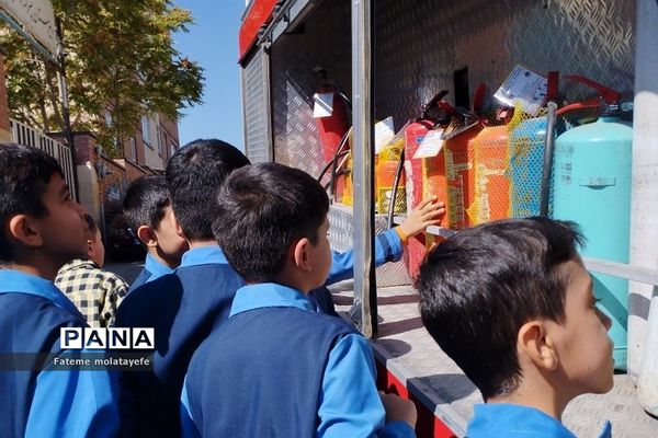 مراسم گرامیداشت روز آتش‌نشان در دبستان دانش رودهن