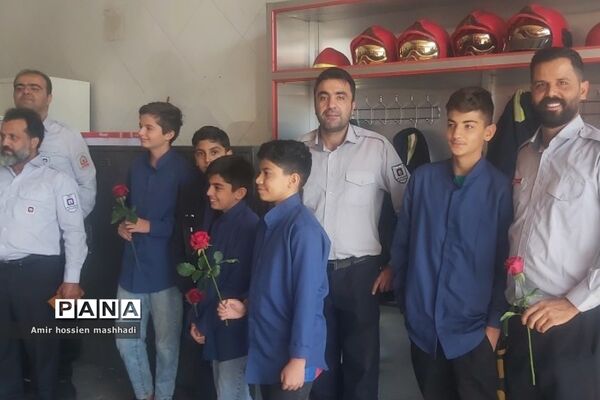 تقدیر از آتش‌نشانان رودهن توسط دانش‌آموزان
