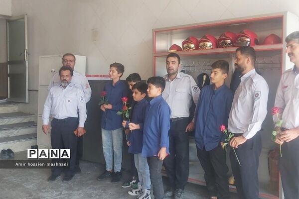 تقدیر از آتش‌نشانان رودهن توسط دانش‌آموزان
