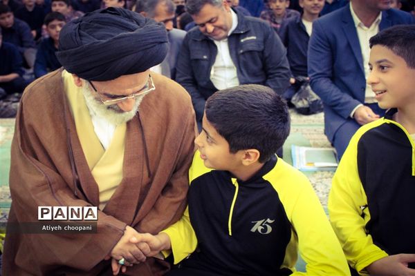 نماز جماعت دانش‌آموزی در راستای اجرای طرح( نور چشم)