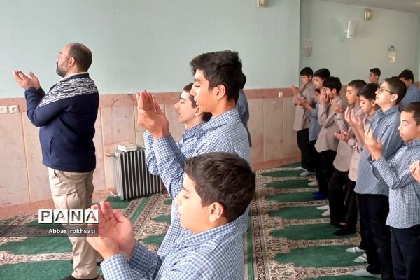 نماز جماعت و نشست‌های بصیرتی هفته وحدت  مدارس رودهن