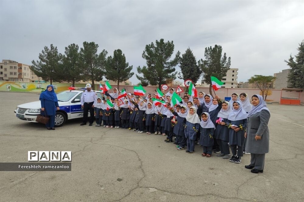 گرامیداشت روز نیروی انتظامی در دبستان دخترانه مزرعه صفادشت