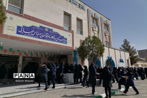 برپایی بازارچه دانش‌آموزی در دبیرستان دخترانه خیرغیابی