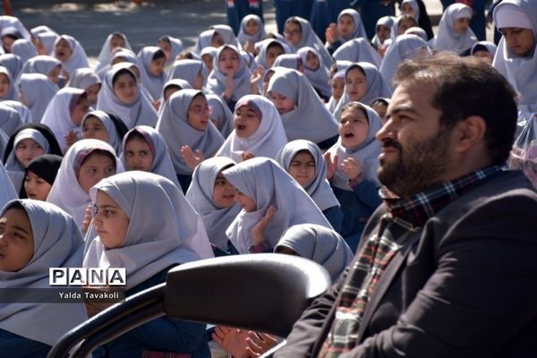 جشن عاطفه‌ها در دبستان تربیت آموزش و پرورش ناحیه یک مشهد مقدس