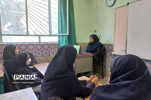 برگزاری نشست بصیرتی ویژه هفته وحدت در دبیرستان آزاده رودهن